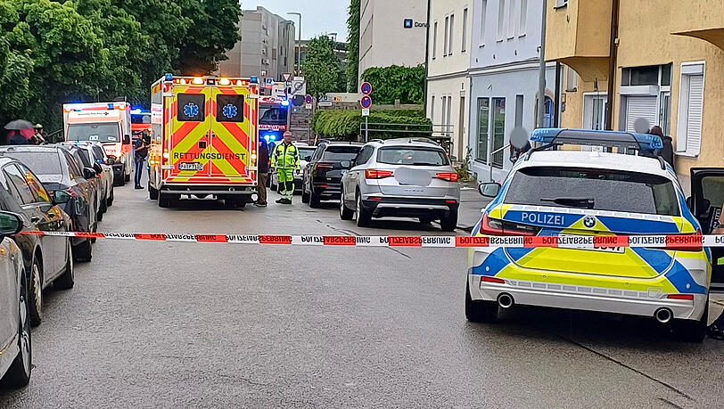 In Passau ist ein Mann mit einem Wagen in eine Menschengruppe gefahren. Die Polizei schloss nicht aus, dass er das Fahrzeug bewusst in die Menschengruppe gelenkt hat.