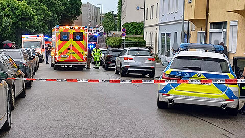 In Passau ist ein Mann mit einem Wagen in eine Menschengruppe gefahren. Die Polizei schloss nicht aus, dass er das Fahrzeug bewusst in die Menschengruppe gelenkt hat.