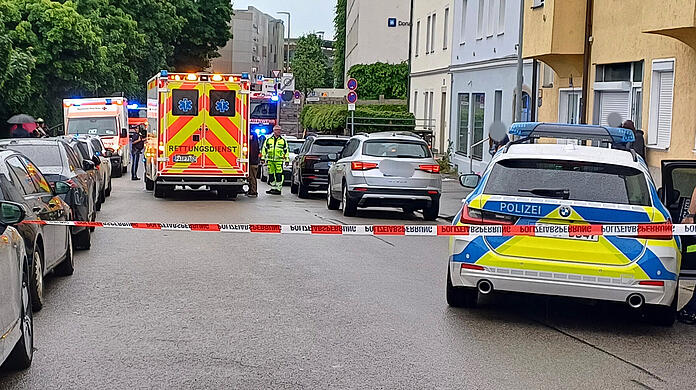 In Passau ist ein Mann mit einem Wagen in eine Menschengruppe gefahren. Die Polizei schloss nicht aus, dass er das Fahrzeug bewusst in die Menschengruppe gelenkt hat.