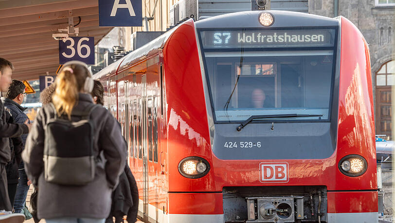 Der Besitzer der Oboe war am 20. November 2022 mit einer S-Bahn der Linie S7 von Icking nach München unterwegs, als er den Verlust des Instruments bemerkte. (Symbolbild) Der Besitzer der Oboe war am 20. November 2022 mit einer S-Bahn der Linie S7 von Icking nach München unterwegs, als er den Verlust des Instruments bemerkte. (Symbolbild)
