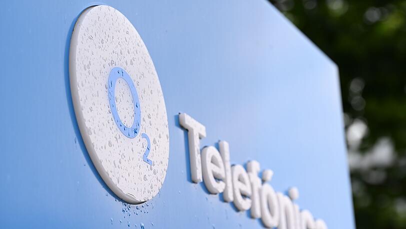 Das Logo von O2 an seinem D&uuml;sseldorfer Standort.