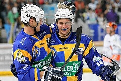 Jubeln für den EHC &ndash; und bald auch für den DEB? Felix Petermann (l.) und Martin Buchwieser.