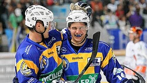 Jubeln für den EHC – und bald auch für den DEB? Felix Petermann (l.) und Martin Buchwieser. Jubeln für den EHC – und bald auch für den DEB? Felix Petermann (l.) und Martin Buchwieser.