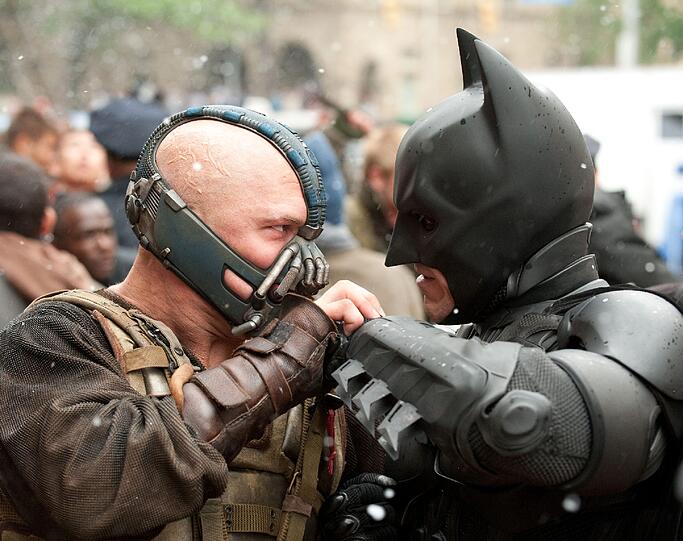 Schauspieler Christian Bale ist für die
Dreharbeiten zum neuen Batman-Film &bdquo;The Dark Night Rises&ldquo; an seine
Grenzen gegangen. &bdquo;Die Dreharbeiten zum dritten Teil waren hart und
körperlich anstrengend. Es hat sich angefühlt, als hätten wir 21
Monate am Stück gedreht&ldquo;, sagte der 38-Jährige.