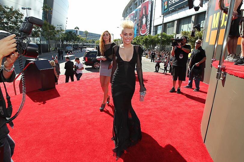 Bei den MTV Music Awards in L.A. zeigt sich die US Schauspielerin und Sängerin Miley Cyrus im völlig neuen Look: Schrill, grell und kurhaarig. Die Bilder von ihrem Auftritt.