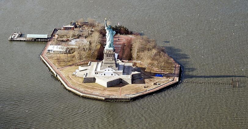 Auf der Insel "Liberty Island" steht die Freiheitsstatue - für viele Auswanderer im 19. und 20. Jahrhundert das erste, was sie von der "Neuen Welt" sahen. Spektakuläre Luftaufnahmen aus New York City - die Bilder zum Durchklicken!