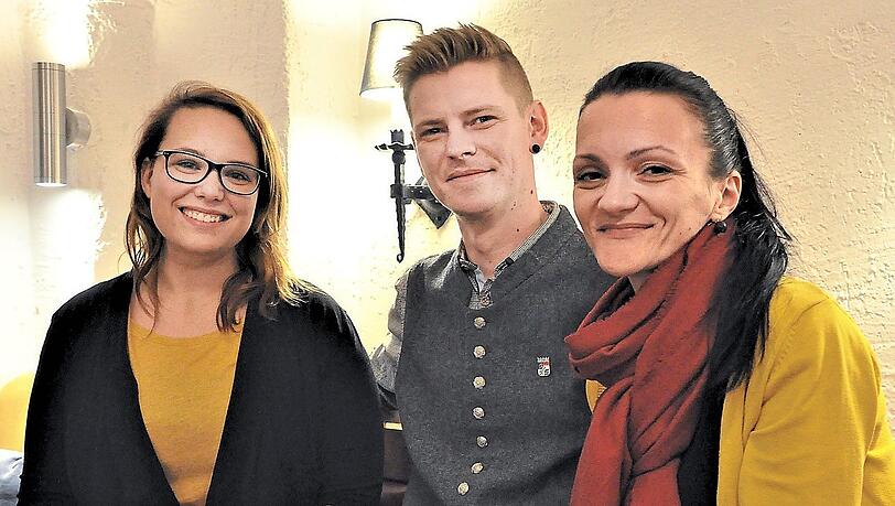 Michele Helmstädter (links), Mateus Daniel und Azra Gabela wollen Singen für alle in Landshut möglich machen. Dazu suchen sie gerade einen Raum für wöchentliche Proben. Michele Helmstädter (links), Mateus Daniel und Azra Gabela wollen Singen für alle in Landshut möglich machen. Dazu suchen sie gerade einen Raum für wöchentliche Proben.