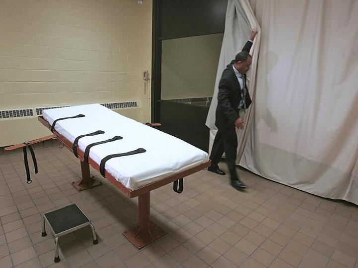 Larry Greene, Pressesprecher der Southern Ohio Correctional Facility, demonstriert, wie im Gefängnis in Lucasville ein Vorhang zwischen Hinrichtungsraum und Zeugenraum gezogen wird.
