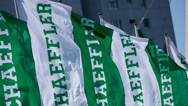 Blick auf wehende Fahnen mit dem Schriftzug der Schaeffler AG. Foto: Daniel Karmann/dpa/Symbolbild Blick auf wehende Fahnen mit dem Schriftzug der Schaeffler AG. Foto: Daniel Karmann/dpa/Symbolbild