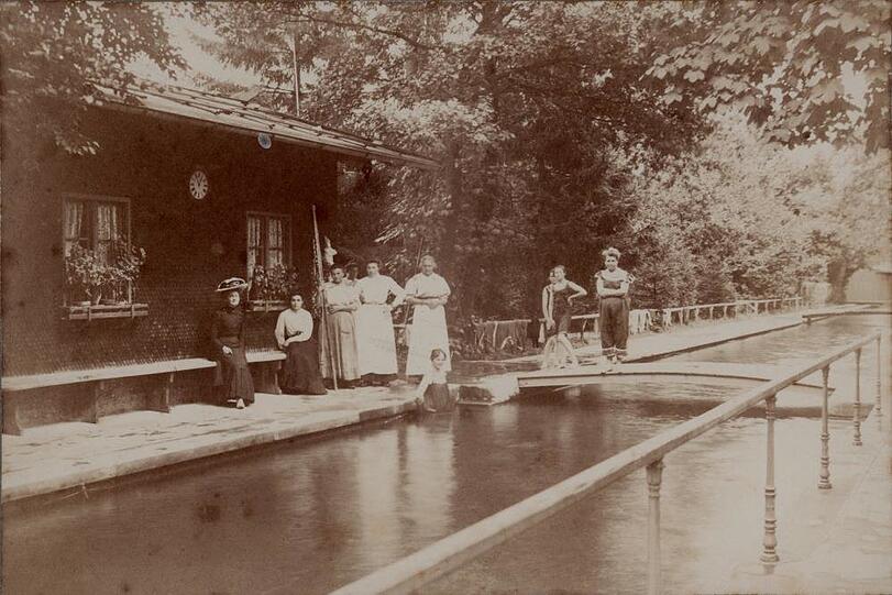 1910 im Ungererbad: Diese Damen sind gerade beim Schwimmunterricht, als sie vom Fotografen unterbrochen werden. Gebadet wird im Biedersteiner Kanal. Frisch!