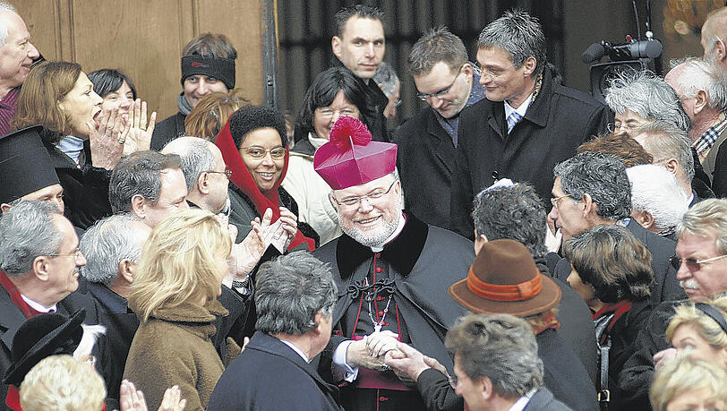Grüß Gott, ich bin der Neue! Vorm Liebfrauendom begrüßte Reinhard Marx nach dem Festgottesdienst die zahlreichen Ehrengäste Grüß Gott, ich bin der Neue! Vorm Liebfrauendom begrüßte Reinhard Marx nach dem Festgottesdienst die zahlreichen Ehrengäste