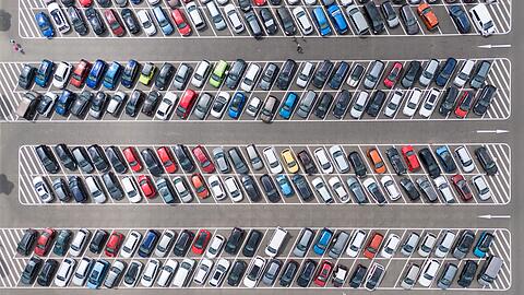 2021 bis 2024 hatten die Einnahmen der Kfz-Versicherer nicht ausgereicht, um die Aufwendungen für Schäden, Verwaltung und Vertrieb zu decken. (Symbolbild)