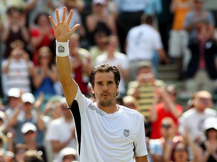 Thomas Haas jubelt nach seinem Sieg über Marin Cilic.