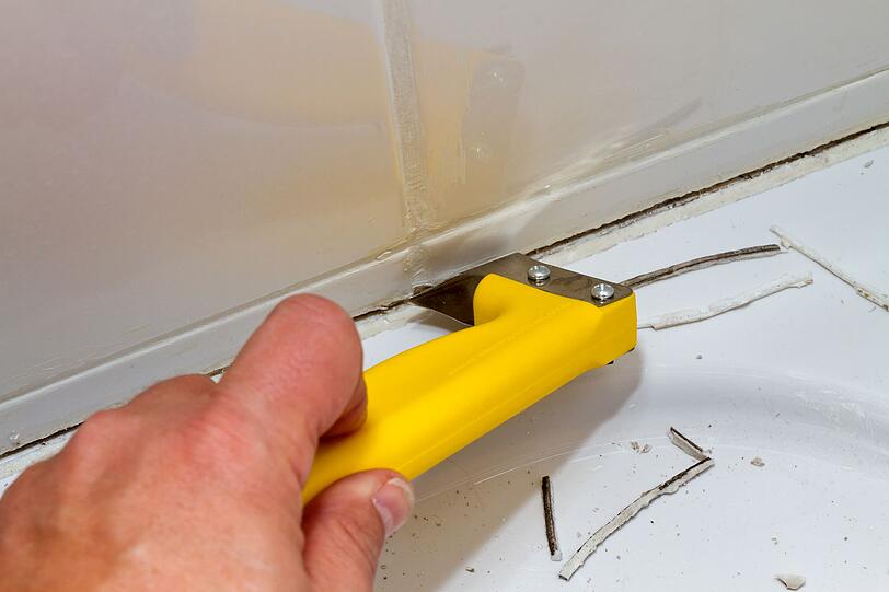Silikon entfernen gilt als mühselige Arbeit - mit den richtigen Mitteln ist es aber gar nicht so schlimm. Fugenmesser, Silikonentferner oder auch einfache Hausmittel wie Essig, Öl oder Spülmittel sind hier gefragt. Auch ein Cutter-Messer ist nützlich. Trotz der richtigen Ausrüstung ist etwas Geduld erforderlich - und vor allem gründliche Arbeit, denn das neue Silikon braucht einen sauberen Untergrund. Silikon entfernen gilt als mühselige Arbeit - mit den richtigen Mitteln ist es aber gar nicht so schlimm. Fugenmesser, Silikonentferner oder auch einfache Hausmittel wie Essig, Öl oder Spülmittel sind hier gefragt. Auch ein Cutter-Messer ist nützlich. Trotz der richtigen Ausrüstung ist etwas Geduld erforderlich - und vor allem gründliche Arbeit, denn das neue Silikon braucht einen sauberen Untergrund.