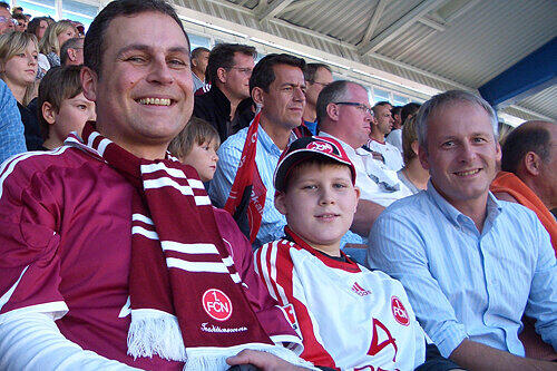 Endlich wieder live! Kunstherz-Bub Dominik (11) freute auf der Tribüne zwischen seinen Ärzten Prof. Robert Cesnjevar (links) und Dr. Stefan Zink über den Club-Sieg gegen Mönchengladbach.