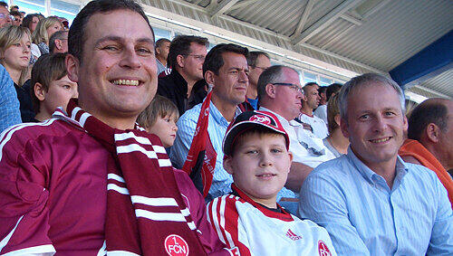 Endlich wieder live! Kunstherz-Bub Dominik (11) freute auf der Tribüne zwischen seinen Ärzten Prof. Robert Cesnjevar (links) und Dr. Stefan Zink über den Club-Sieg gegen Mönchengladbach. Endlich wieder live! Kunstherz-Bub Dominik (11) freute auf der Tribüne zwischen seinen Ärzten Prof. Robert Cesnjevar (links) und Dr. Stefan Zink über den Club-Sieg gegen Mönchengladbach.