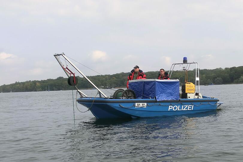 Von diesem Boot aus wurde die Suche nach dem vermissten Segler geführt. Johann F. war vor zehn Jahren während eines Sturms bei der 24-Stunden-Regatta auf dem Ammersee ertrunken.