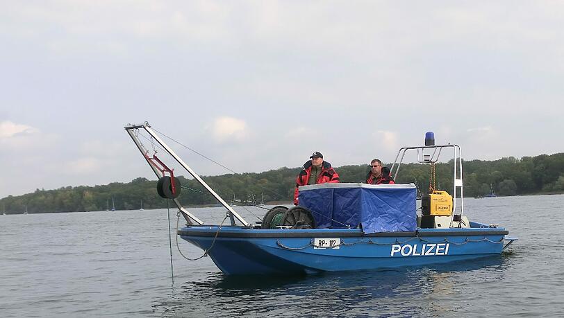 Von diesem Boot aus wurde die Suche nach dem vermissten Segler geführt. Johann F. war vor zehn Jahren während eines Sturms bei der 24-Stunden-Regatta auf dem Ammersee ertrunken.