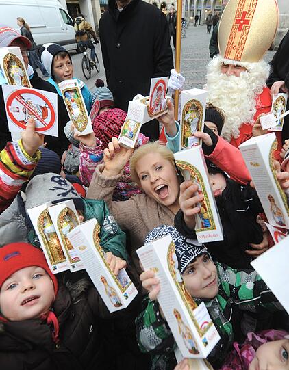 Seit drei Jahren engagiert sie sich für diese Aktion des katholischen Bonifatiuswerkes.

Der heilige Nikolaus, der historische Bischof, sei durch den aus den USA importierten Weihnachtsmann immer mehr in Vergessenheit geraten.