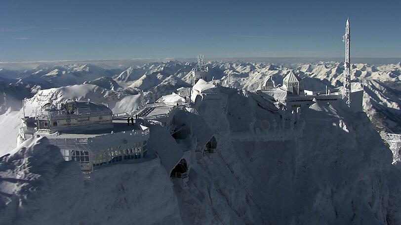 Wie ein vereistes Märchenschloss. Die Zugspitze im tiefsten Winter.
