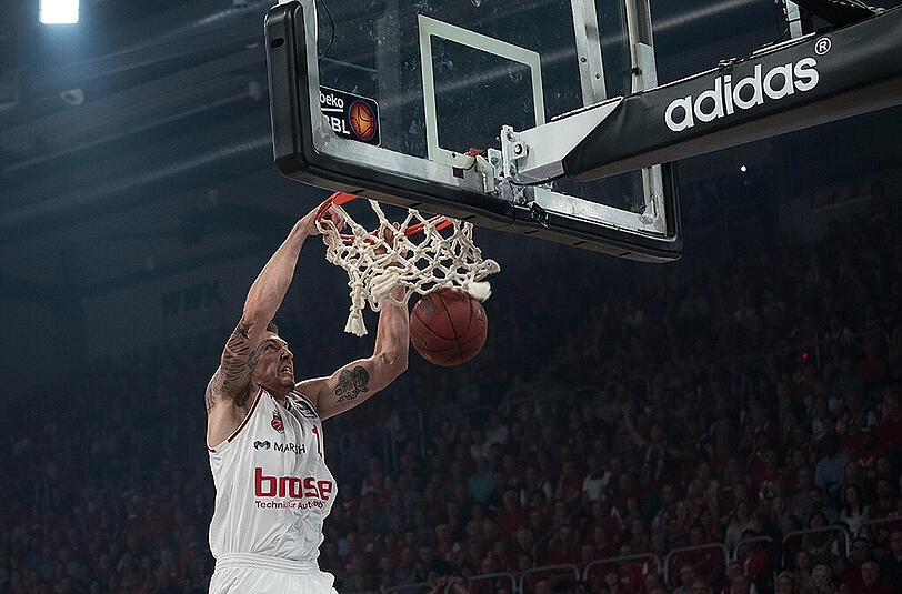 Mit voller Wucht: Bambergs Daniel Theis versenkt einen Dunking.