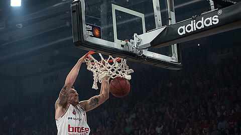Mit voller Wucht: Bambergs Daniel Theis versenkt einen Dunking.
