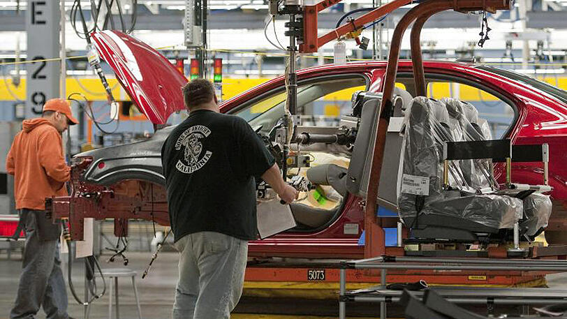 Arbeiter am Montageband von GM: Der US-Automarkt kühlt sich langsam ab.