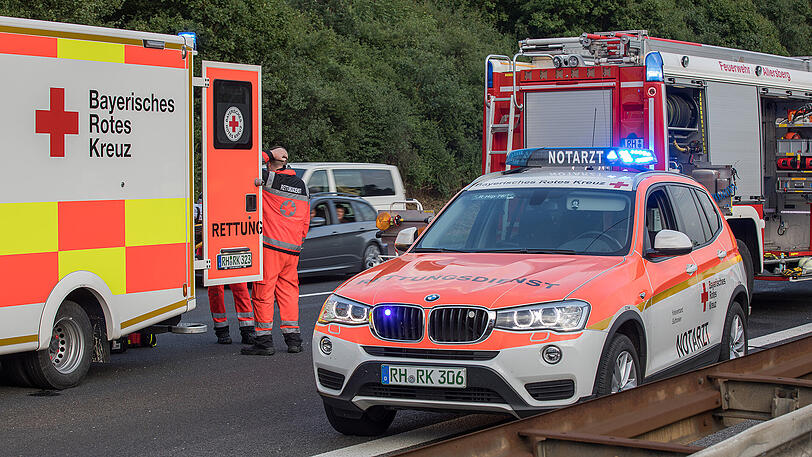 Die A9 ist ein einziges Schlachtfeld: Unzählige Bierdosen liegen nach dem Unfall auf der Fahrbahn verteilt. Beide Lkw-Fahrer kamen mit schwersten Verletzungen ins Krankenhaus.