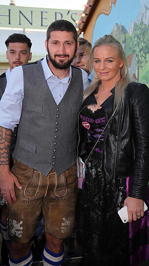 Sascha Mölders mit Frau Ivonne