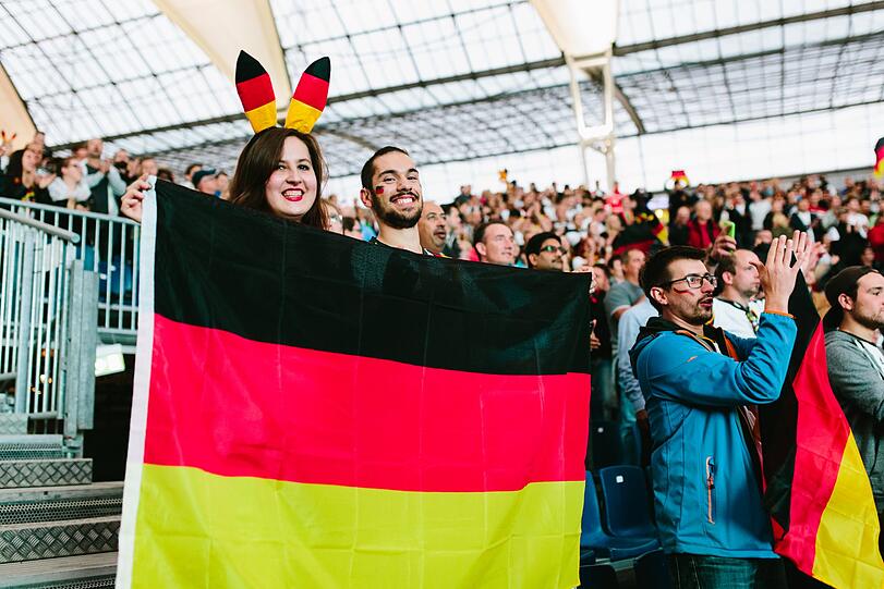 40 Quadratmeter High-End-LED-Leinwand, 2000 Zuschauer, Musik, Essen und Trinken &ndash; und WM-Spannung pur: Sei live dabei beim packendsten Fußballerlebnis Münchens im MAC-Forum am Flughafen.
