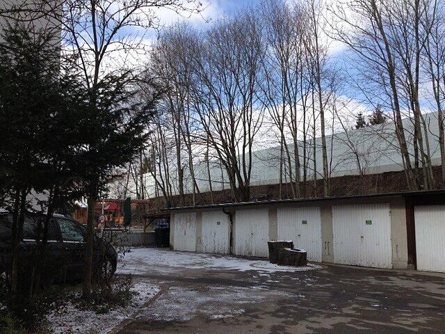 Die neue Schallschutzwand entlastet vor allem die Anwohner der Pilgersheimer Straße. Hier waren die Züge besonders laut zu hören, denn die Häuserstehen sehr nahe an den Gleisen.