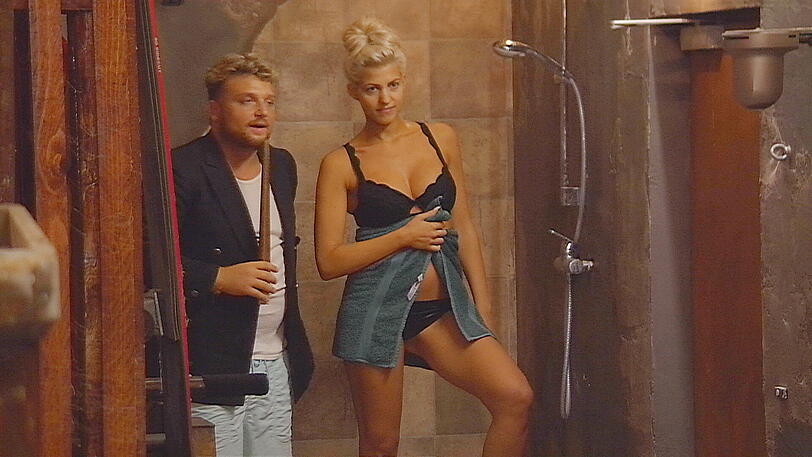 Einen sexy Duschstrip legte Sarah Nowak bereits an Tag 1 hin.