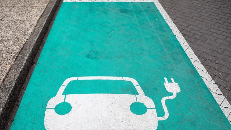 Eine Markierung zeigt einen Parkplatz mit Ladesäule für Elektrofahrzeuge an. Eine Markierung zeigt einen Parkplatz mit Ladesäule für Elektrofahrzeuge an.