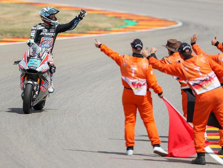 Marcel Schrötter feiert seinen dritten Platz.