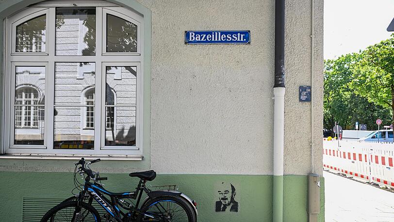 Um die Ecke wurden die Außenaufnahmen der Polizeiinspektion gedreht. Oft hinter Fahrrädern versteckt schaut Polizist Franz Schöninger (Walter Sedlmayr) in die Bazeillestraße hinein. Um die Ecke wurden die Außenaufnahmen der Polizeiinspektion gedreht. Oft hinter Fahrrädern versteckt schaut Polizist Franz Schöninger (Walter Sedlmayr) in die Bazeillestraße hinein.