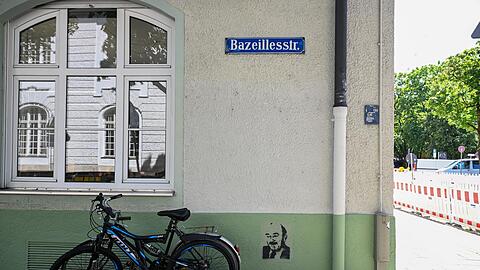 Um die Ecke wurden die Außenaufnahmen der Polizeiinspektion gedreht. Oft hinter Fahrrädern versteckt schaut Polizist Franz Schöninger (Walter Sedlmayr) in die Bazeillestraße hinein.