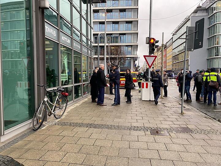 Der Münchner Oberbürgermeister Dieter Reiter (SPD) spricht mit der Polizei, nachdem am Donnerstagvormittag an der Ecke Karlstraße/Seidlstraße ein Mann mit seinem Auto in einen Demozug gefahren ist.