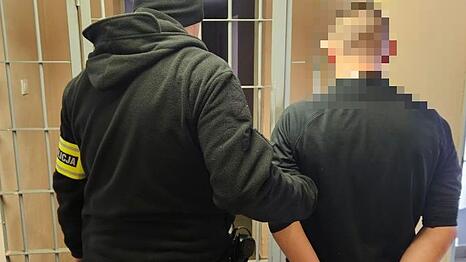 Ein Beamter der polnischen Polizei bringt den verd&auml;chtigen 17-J&auml;hrigen in eine Haftzelle.