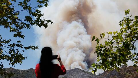 Die Feuerwehr macht Fortschritte bei der Brandbek&auml;mpfung.