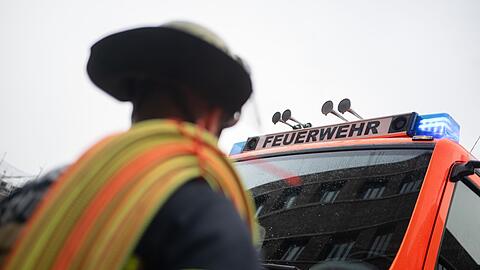 An der brennenden Ballenpresse entstand ein gesch&auml;tzter Schaden von 100.000 Euro. (Symbolbild)