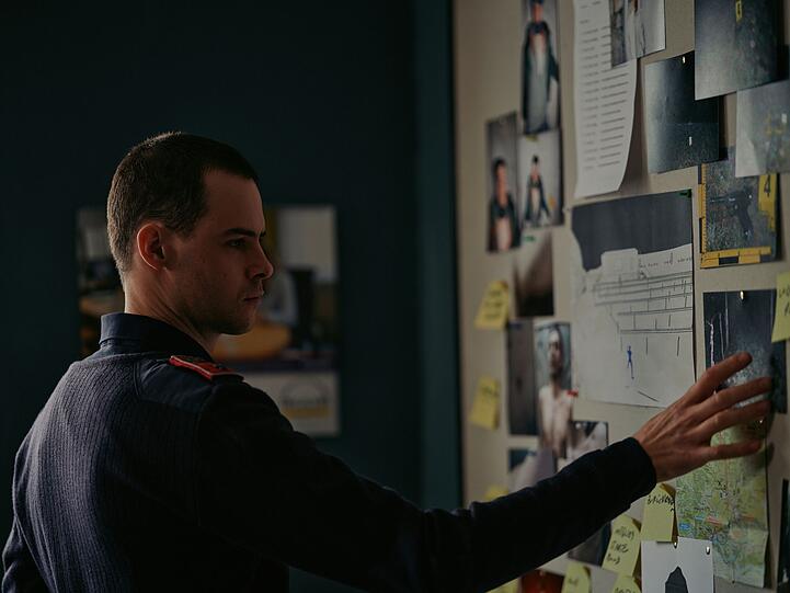 Patrick Brandl (Thomas Prenn) steigt tiefer in den Mordfall ein. Patrick Brandl (Thomas Prenn) steigt tiefer in den Mordfall ein.