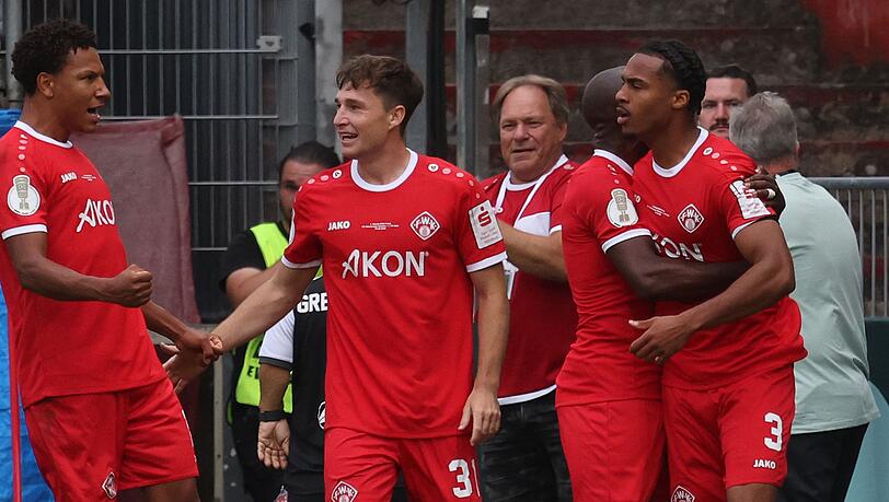 David Abrangao (r) lie&szlig; die Kickers auf die Sensation hoffen.