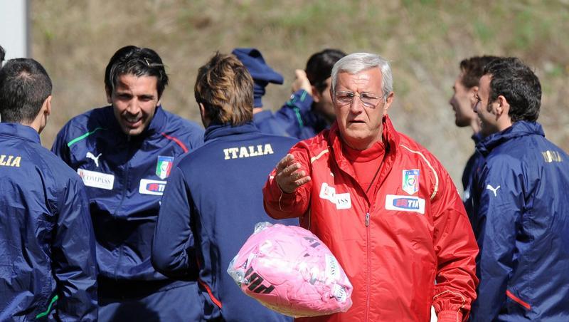Coach Marcello Lippi beim Training der italienischen Nationalmannschaft. Coach Marcello Lippi beim Training der italienischen Nationalmannschaft.