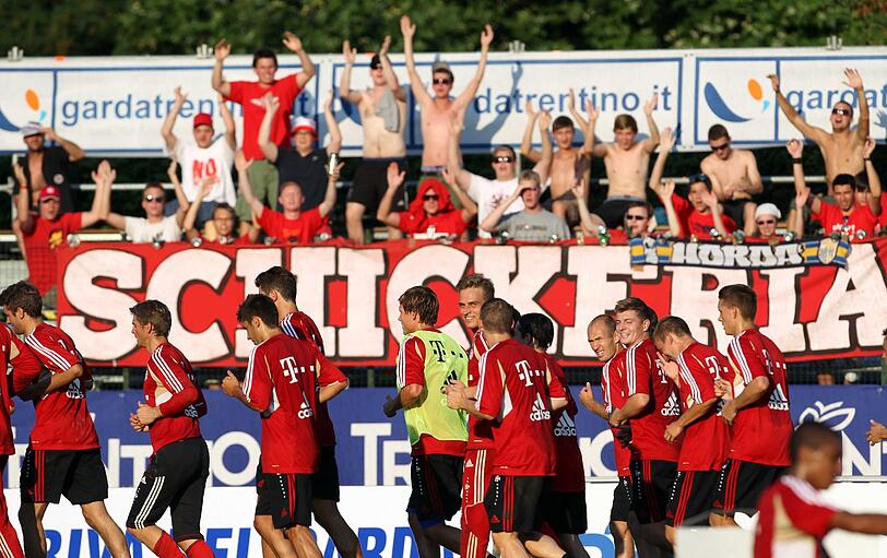 Der FC Bayern München hat in seinem Trainingslager am Gardasee die erste Einheit bestritten. Impressionen aus Arco.