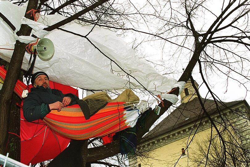 Eiskalter Protest: &bdquo;Baumprediger&ldquo; und Stadtrat Bernhard Fricke bei der 36-Stunden-Besetzung einer Linde, die der Schranne weichen sollte
