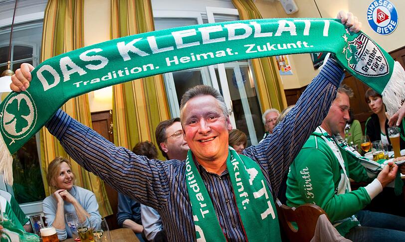Eine Stadt im Rausch des Aufstiegs: Fans von Greuther Fürth feiern in einer Kneipe den Sieg Dresdens über Düsseldorf.