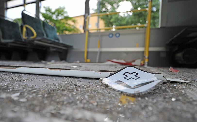 Ein Lastwagenfahrer biegt ab, obwohl die Tram naht - und die kann nicht mehr bremsen. Beim Unfall in Augsburg am Montag werden 48 Menschen verletzt.