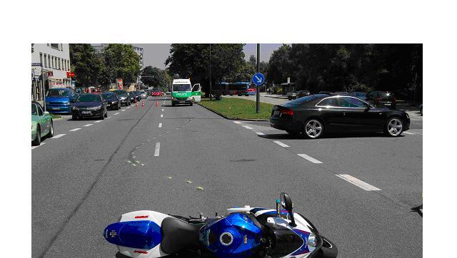 Beim Linksabbiegen in die Stadelheimer Straße übersieht am Freitag ein 64-jähriger Audifahrer einen Motorradfahrer. Der stürzt und verletzt sich schwer. Beim Linksabbiegen in die Stadelheimer Straße übersieht am Freitag ein 64-jähriger Audifahrer einen Motorradfahrer. Der stürzt und verletzt sich schwer.