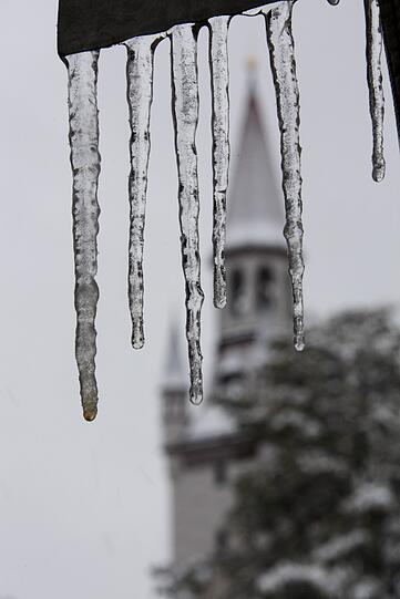 Eiszapfen vor dem Turm des Spielzeugmuseums.