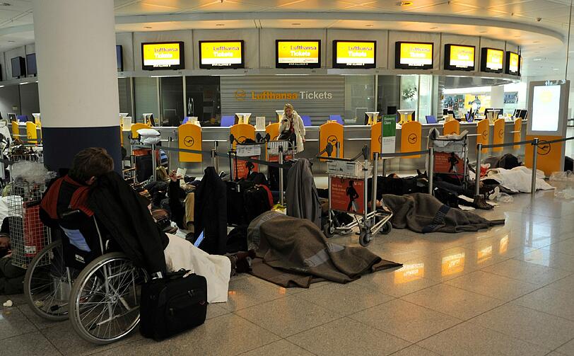 Gestrandet: Passagiere liegen auf Feldbetten, sie werden mit Decken und Getränken versorgt.